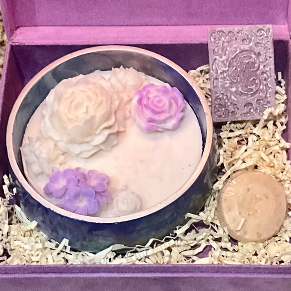 Flowers & Flame Lavender/Vanilla/Rose 3 Wick Soy Candle & 2 Soaps - Picture 2 of 9